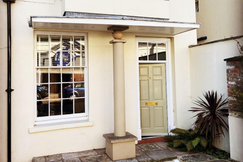 The Bolthole - Only Footsteps From The Beach. Weymouth Exterior photo